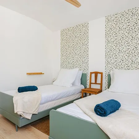 Les Arenes - Grande Maison Familiale Renovee, 6 A 12 Personnes , Vue Sur Les Arenes, Garage Vehicule Electrique, Parking Gratuit סנטה