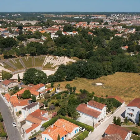 Les Arenes - Grande Maison Familiale Renovee, 6 A 12 Personnes , Vue Sur Les Arenes, Garage Vehicule Electrique, Parking Gratuit בית נופש