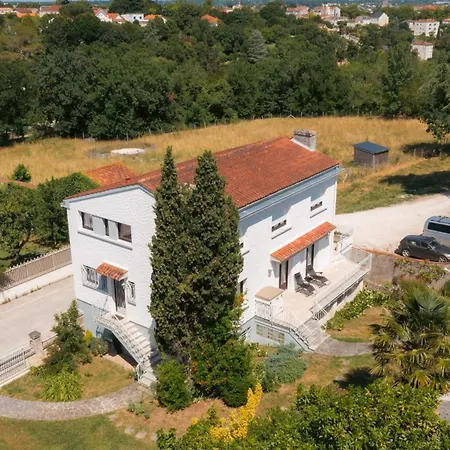 Les Arenes - Grande Maison Familiale Renovee, 6 A 12 Personnes , Vue Sur Les Arenes, Garage Vehicule Electrique, Parking Gratuit בית נופש