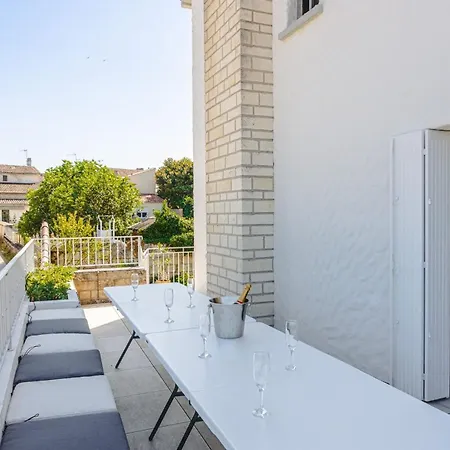 בית נופש Les Arenes - Grande Maison Familiale Renovee, 6 A 12 Personnes , Vue Sur Les Arenes, Garage Vehicule Electrique, Parking Gratuit סנטה