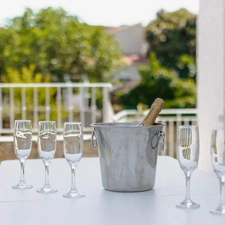 Les Arenes - Grande Maison Familiale Renovee, 6 A 12 Personnes , Vue Sur Les Arenes, Garage Vehicule Electrique, Parking Gratuit בית נופש סנטה