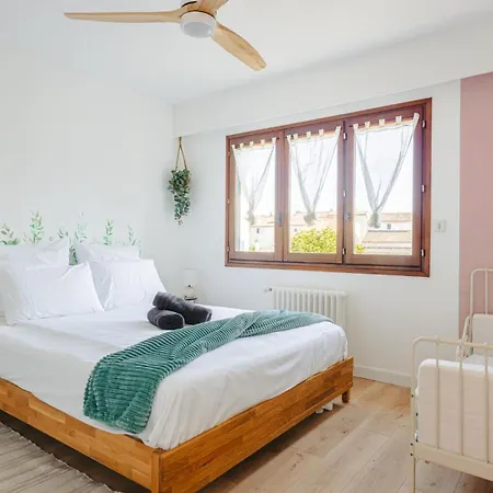 Les Arènes - Grande Maison Familiale Rénovée, 6 à 12 Personnes , Vue Sur Les Arènes, Garage Véhicule électrique, Parking Gratuit Saintes