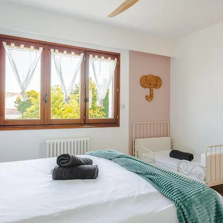 בית נופש Les Arenes - Grande Maison Familiale Renovee, 6 A 12 Personnes , Vue Sur Les Arenes, Garage Vehicule Electrique, Parking Gratuit *