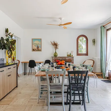 בית נופש Les Arenes - Grande Maison Familiale Renovee, 6 A 12 Personnes , Vue Sur Les Arenes, Garage Vehicule Electrique, Parking Gratuit סנטה